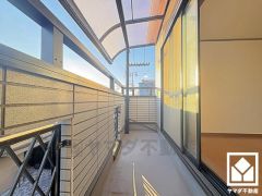 南向きバルコニーで陽当たり、風通し良好。屋根付きなので急な雨の日も安心ですね。