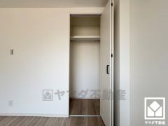 クローゼットは奥行きがあるので、収納力も申し分ありません。