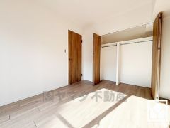 約6帖の洋室です。全居室フローリングでお掃除ラクラク。全居室収納もございますので、お部屋の広さを最大限に活用できます。