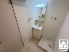 室内洗濯機置場がございますので、天候に左右されず洗濯していただけます。