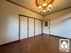 おしゃれなインテリアが映えるデザイン性の高い洋室で、リラックスしたひとときを過ごせます。