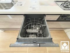 毎日の家事の負担を軽減でき、水道代の節約にもなる食器洗乾燥機付き。