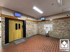 広々とした明るいロビー。綺麗に整備されており、帰宅時や来客時にも気持ちの良い空間です。