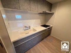 キッチンは空間を有効活用できる壁付けタイプ。キッチン後ろにカウンターがあり調理時に便利です。