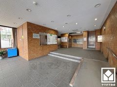 広々とした明るいエントランス。綺麗に整備されており、帰宅時や来客時にも気持ちの良い空間です。