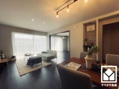 広々18帖のLDKが魅力。家族全員がリラックスできる、ゆったりとした快適リビングで温かい団らんの時間を。