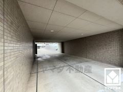 たっぷり収納できる約6.5帖の納戸付きだから、家の中をもっとスッキリ。季節の荷物や趣味の道具もしっかり収納。納戸はクローゼット付きの洋室としてもお使いいただけます。