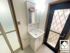 収納付き洗面台の為スッキリお使い頂けます。