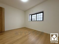 出窓付きで明るくメリハリのある空間です。おしゃれなインテリアが映えるデザイン性の高い洋室で、リラックスしたひとときを過ごせます。