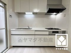 毎日の料理がもっとスムーズに。便利な3口コンロ付きキッチン。調理に手間がかかりがちな肉や魚を、短時間でサッと焼き上げることができるグリルもございます。