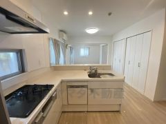 カウンターキッチンなので配膳や片付けがしやすく、お料理中でもお子様の様子が分かって安心です。（実写真と間取り図からCG再現した「空室リフォームイメージ」のため、実際と異なります。）