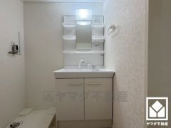 収納付きでスッキリお使い頂ける洗面台です。洗面ボウルが広めなので、忙しい朝でも身支度がしやすく時短になります。