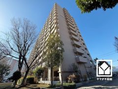 陽光に映える美しい外観。街並みに馴染みながらも、ひときわ目を引く存在感。