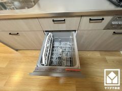 毎日の家事の負担を軽減でき、水道代の節約にもなる食器洗乾燥機付き。