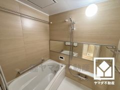 1日の疲れを癒す浴室でゆったりリフレッシュ。ナチュラルな木目調のアクセントパネルは落ち着いた雰囲気を演出してくれます。鏡が横長なので、お子様でも見やすく便利です。