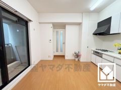 自然光を取り込む、開放感あふれる暮らし。心地よい空間が広がるリビングで、家族みんなが快適に過ごせる時間を提供。