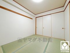 約6帖の和室です。リビングに隣接しており、一体利用も可能です。