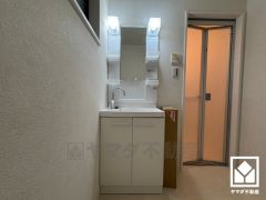 収納付きでスッキリお使い頂ける洗面台です。洗面ボウルが広めなので、忙しい朝でも身支度がしやすく時短になります。