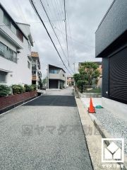 「ココカラファイン段上店」まで徒歩5分、「コープ甲東園」まで徒歩11分など、お買い物施設が徒歩圏内に複数あり便利な住環境です。