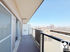 東側バルコニーのため、朝日が気持ちよく入り爽やかな一日を始められます。奥行きがあり広々としているため、お洗濯物もたっぷりと干す事ができます。