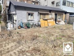 キッチン横には窓がございますので、昼間は手元が明るく、お料理がはかどります。