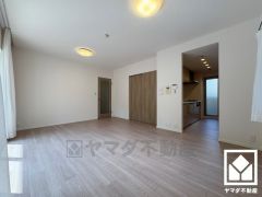 広々16.1帖のLDKが魅力。家族全員がリラックスできる、ゆったりとした快適リビングで温かい団らんの時間を。