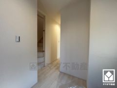 シンプルで洗練された玄関スペース。帰るたびにホッとできる、心地よい住まいの入り口。