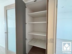 廊下の収納スペースは稼働棚になっていますので、用途に合わせてご利用いただけます。