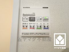 浴室暖房乾燥機付き。真冬の寒い浴室を暖かく、また雨の日の洗濯物の乾燥にと多用途に活躍する機能です。