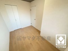 約4.4帖の洋室です。お子様のお部屋などにも丁度良い広さです。