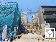トイレが1階と2階にあるので、朝の忙しい時間にも混雑せず快適です。温水洗浄便座付きなので、季節を問わずいつでも温かい便座をお使いいただけます。