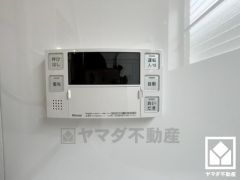 ボタン1つで自動でお湯張りができるオートバス機能付き。追い炊き機能もございますので、いつでも温かいお風呂に入ることができます。