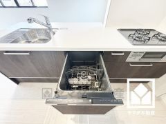 毎日の家事の負担を軽減でき、水道代の節約にもなる食器洗乾燥機付き。