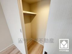 大きなクローゼットなので整理整頓しやすいです。新たに家具を買わなくても良いので、ハンガーパイプ付きのクローゼットは嬉しいですね。