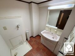 小さなお子様のお風呂上りもこのスペースがあればゆったりとして頂けます。室内洗濯機置場がございますので、天候に左右されず洗濯していただけます。