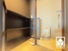 シューズボックス下部に間接照明が設置されており、足元照明としての機能性とデザイン性を両立しています。
