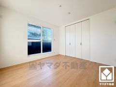 バルコニーにつながるお部屋で、通風・陽当たり良好。