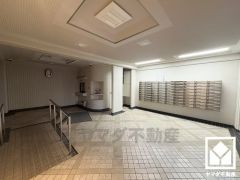 心地よい空間が広がる、清潔で美しいロビー。鍵付きの集合ポストが備わっています。