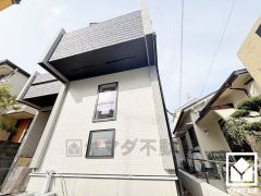 キッチンはカウンター付きの対面式。配膳や片付けがしやすく、お料理中でもお子様の様子が分かって安心です。天井デザインで空間が仕切られており、メリハリを演出します。