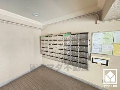 広々としたロビーには集合ポストが備わっています。