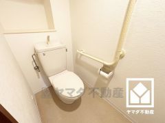 明るく清潔感溢れるトイレです。手摺り付きのため、立ち座りが楽になります。