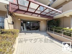 緑に囲まれたエントランスが、都会の喧騒を忘れさせる。自然と調和する、美しい迎賓空間。