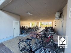 「関西スーパー鳴尾店」まで徒歩8分、「ローソン西宮古川町店」まで徒歩8分など、お買い物施設が徒歩圏内に複数あり便利な住環境です。