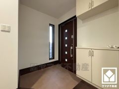 玄関にはシューズボックスを完備。家族の靴もしっかり収納できるので、玄関がいつも片付き、気持ちよくお客様を迎えられます。