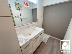 使いやすさが考えられた3面鏡です。