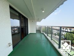 南・東・西側の3面バルコニーで陽当たり、風通し良好。広々としているため、お洗濯物をたっぷりと干す事ができます。バルコニーからは花火大会も望めます。