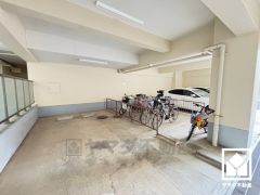 屋内・屋外平面式駐車場を完備。重い荷物や雨の日の移動もスムーズで、快適なカーライフを実現。