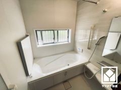 浴室1坪以上でゆったり足が伸ばせるので、毎日の疲れを癒やすバスタイムを実現。小窓が付いているので明るく、こもりがちな湿気もすぐ取り除くことができます。