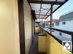 南向きバルコニーで陽当たり、風通し良好。屋根付きなので急な雨の日も安心ですね。