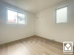 約5.2帖の2階洋室です。2面採光の大きな窓からは明るい光が降り注ぎます。柔らかな光が差し込むお部屋で、快適で落ち着いた生活をお送りいただけます。